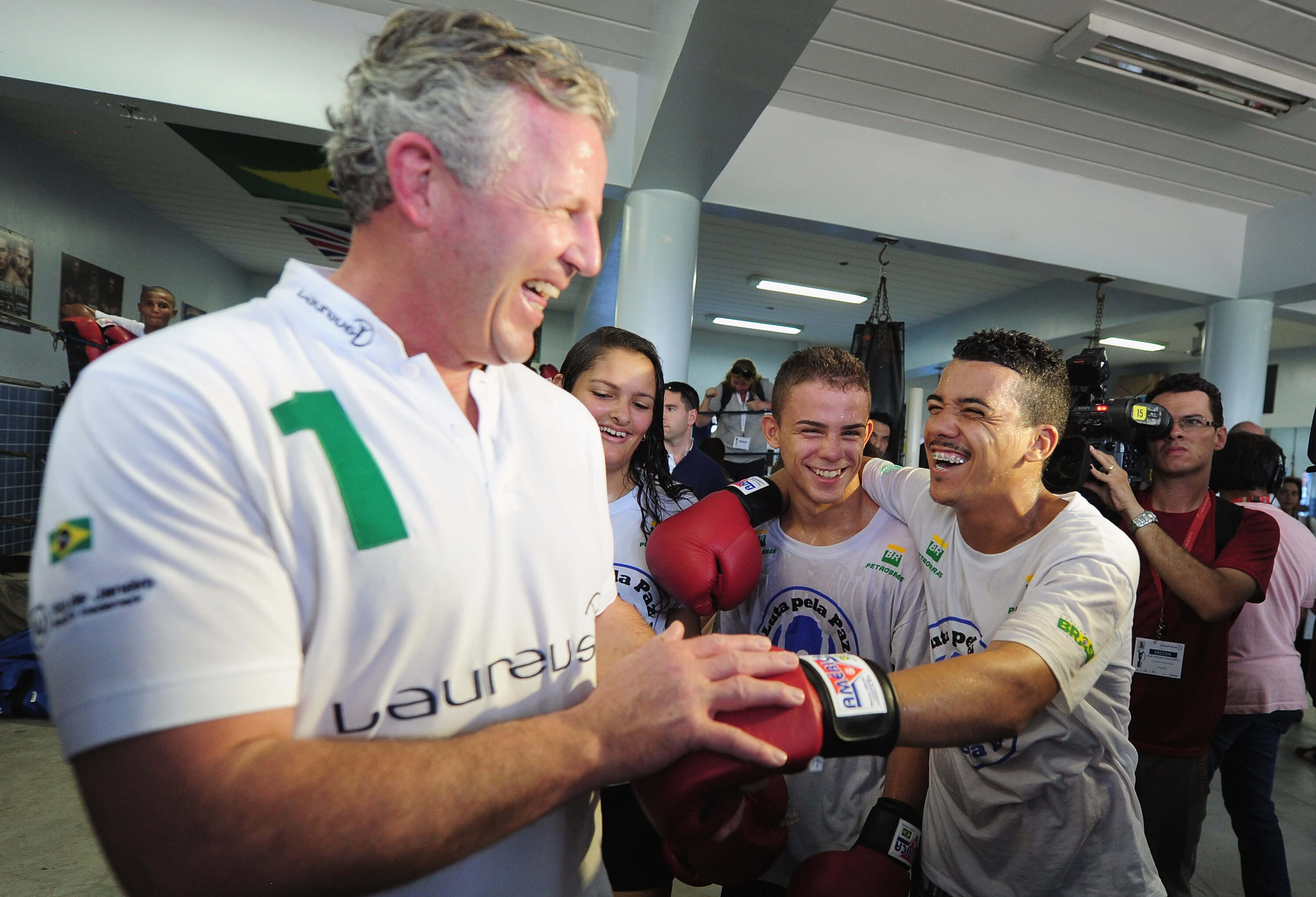 SEAN-FITZPATRICK-VISITS-LAUREUS-SUPPORTED-LUTA-PELA-PAZ-IN-RIO-IN-2013